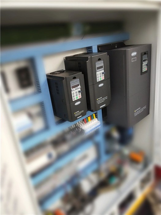 變頻器在系統(tǒng)中的應(yīng)用-易能變頻器-北京一級代理商?？藗愃闺姎? />
</a>
<span><a href=